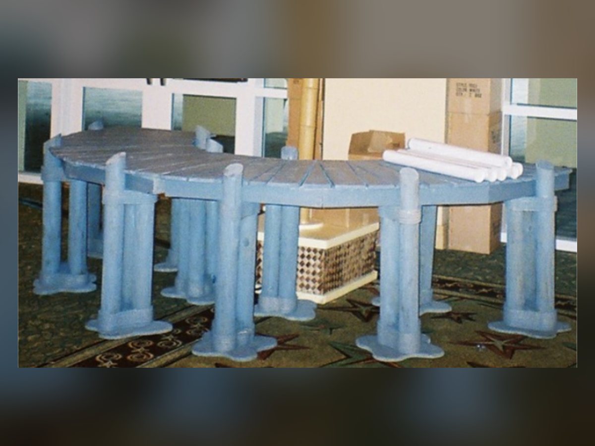 Curved dock-style serpentine buffet sections